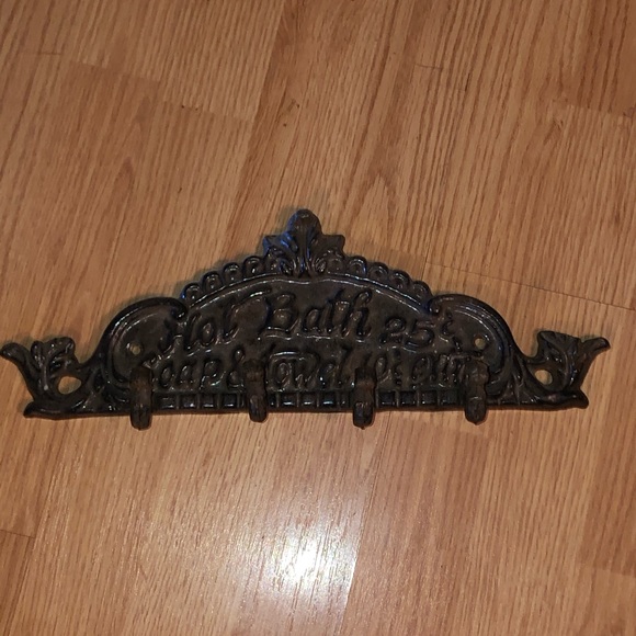 Wrought Iron Rustic Bathroom 4 Hooks Hanger - Picture 3 of 4